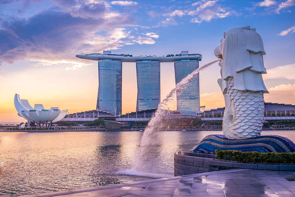 รูปปั้นเมอร์ไลออนพ่นน้ำ ที่ Merlion Park