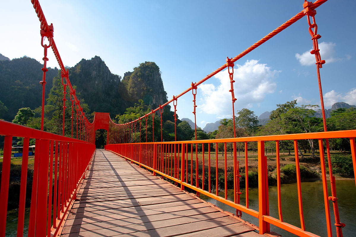 สะพานแขวนสีส้ม 