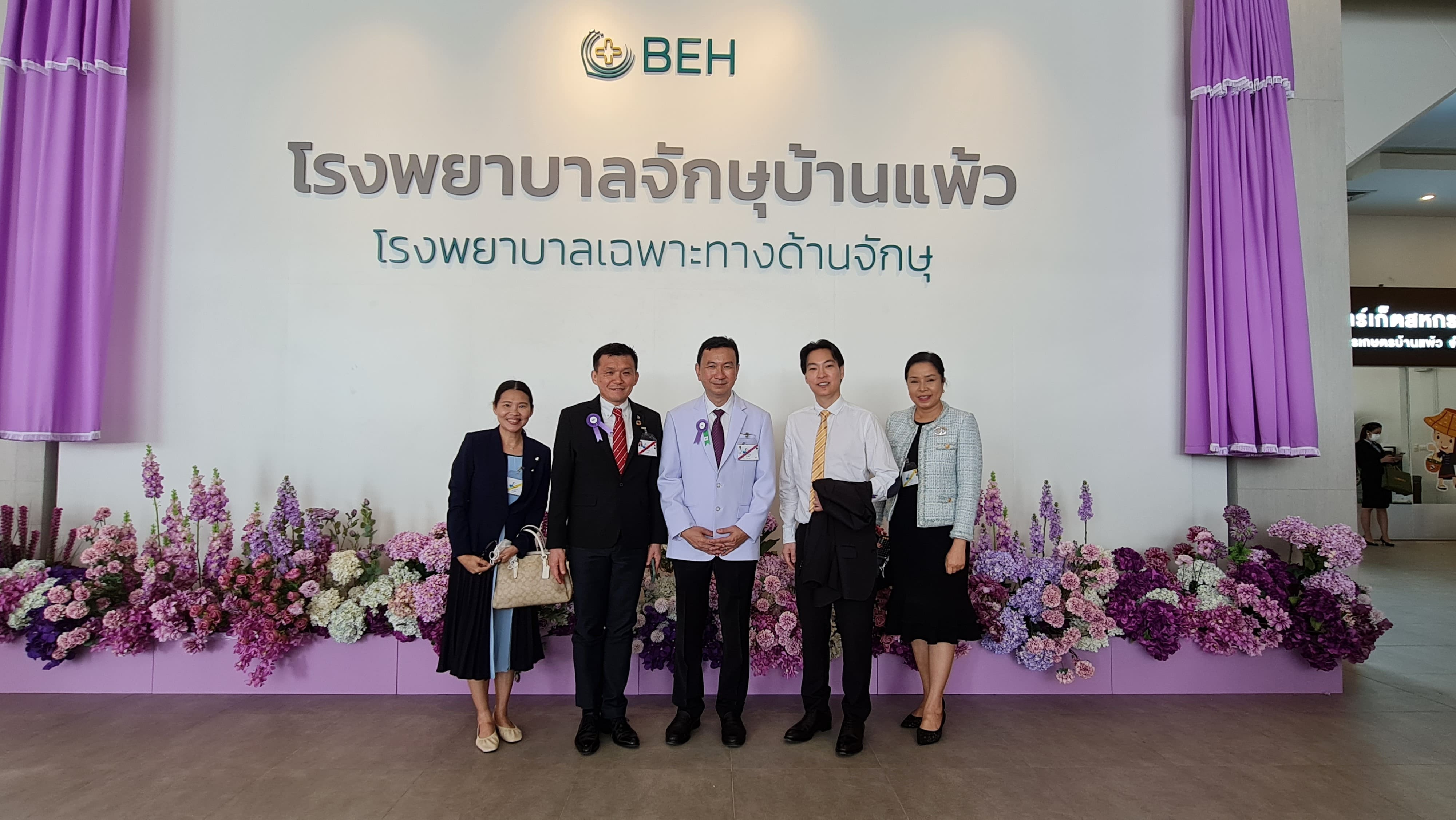 ผู้แทนจากธนาคารซีไอเอ็มบี ไทย เข้ารับพระราชทานเข็มที่ระลึก ณ โรงพยาบาลจักษุบ้านแพ้ว 